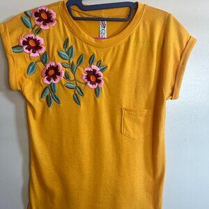 beautiful flowers top size M gold in color